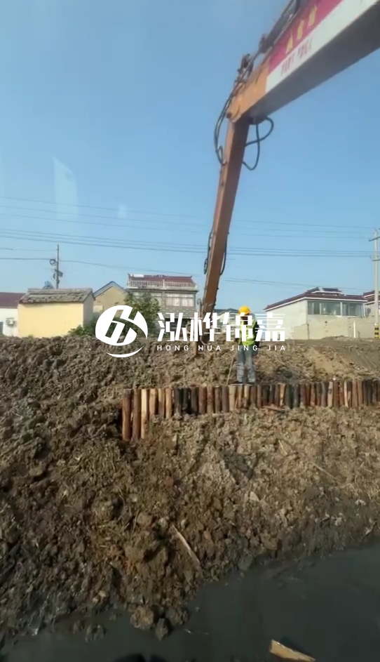 南陽挖機(jī)打木樁專業(yè)施工-打防汛木樁時(shí)選用多粗的木樁為宜？