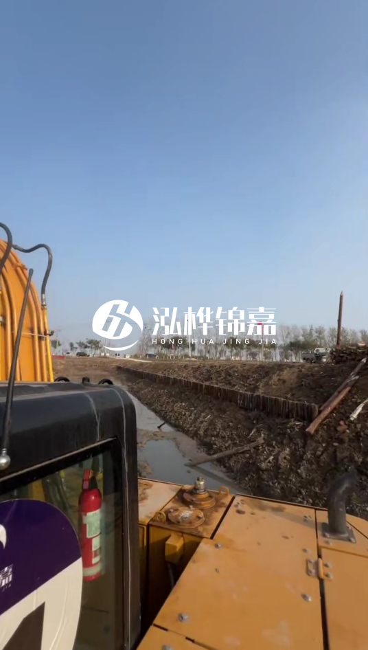 三門峽挖機(jī)打木樁專業(yè)施工-松木樁打樁木價(jià)格含運(yùn)輸成本嗎？