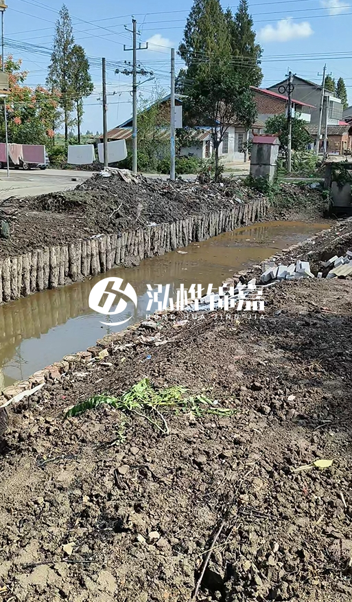 打樁木樁為什么要一根根挨著打？100米河堤需要打多少根木樁？