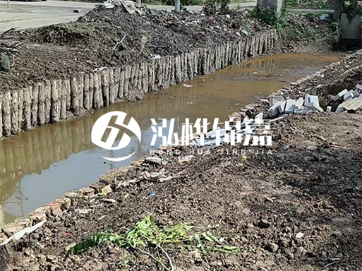 農(nóng)村最便宜的護(hù)坡做法-松木樁護(hù)坡靠譜嗎？