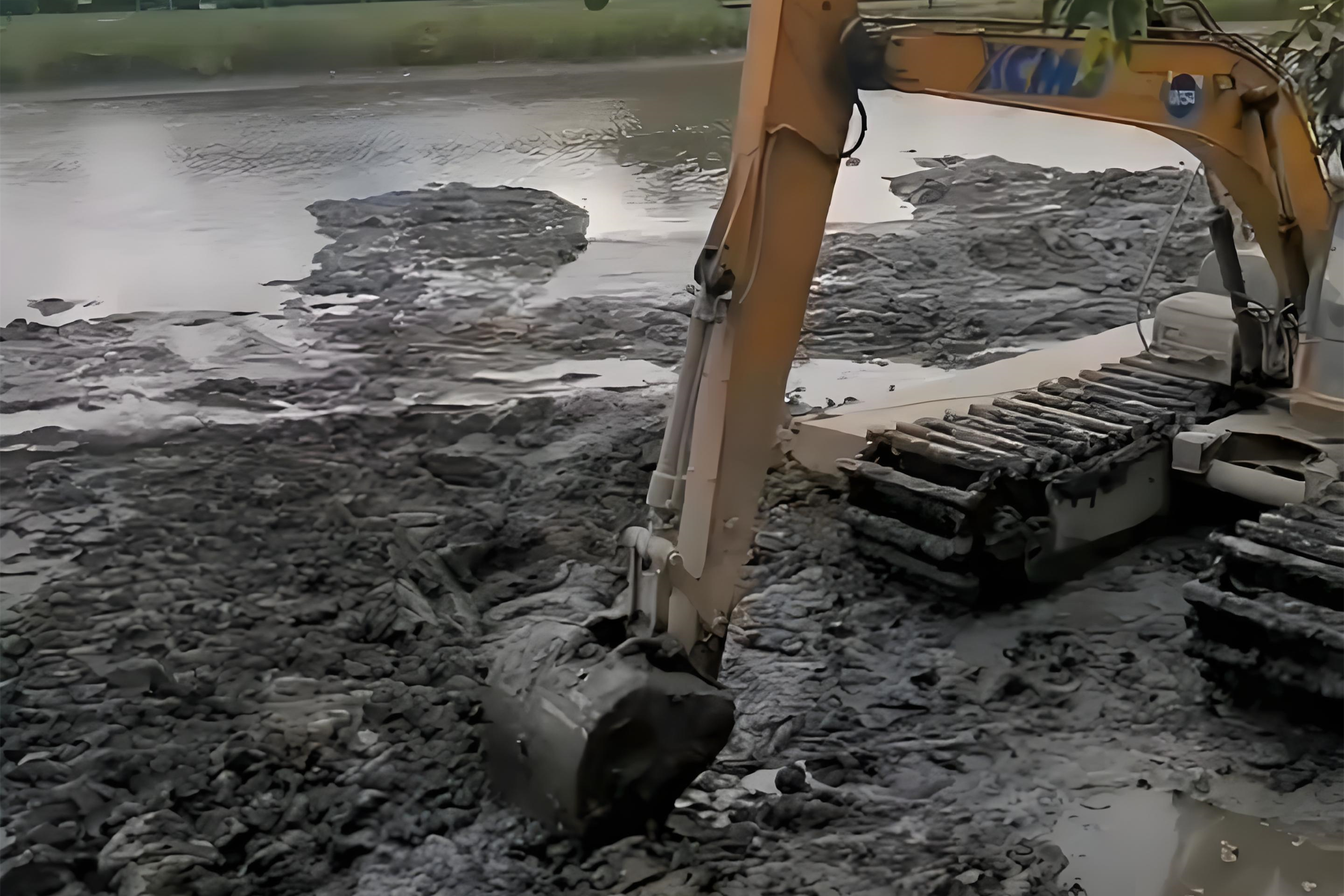 江西水挖清淤團(tuán)隊泓樺錦嘉-水上挖機(jī)清淤要避開汛期嗎？