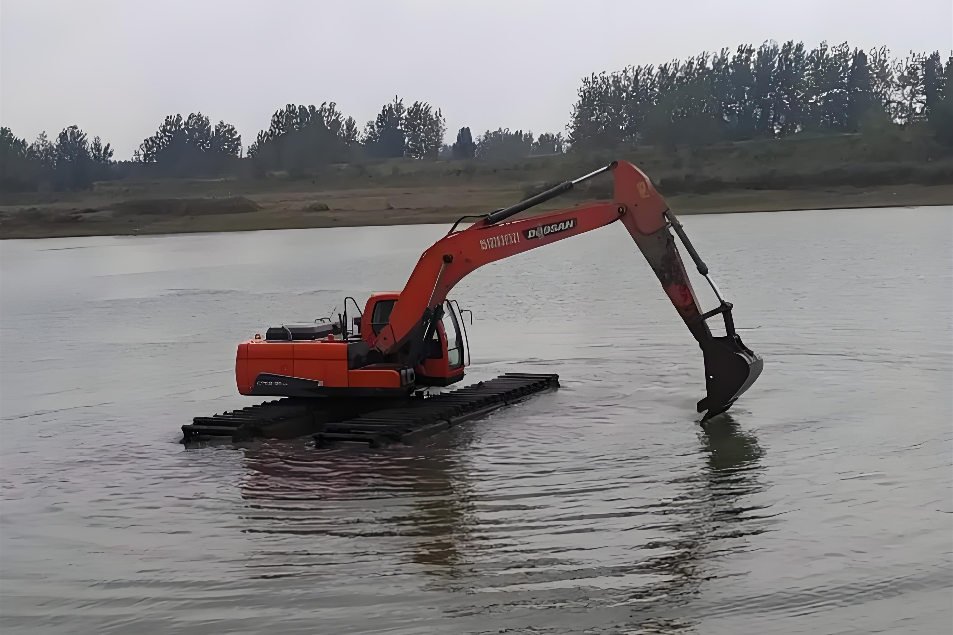 南昌水挖清淤團(tuán)隊泓樺錦嘉-大面積沼澤地清淤總價一般什么范圍？