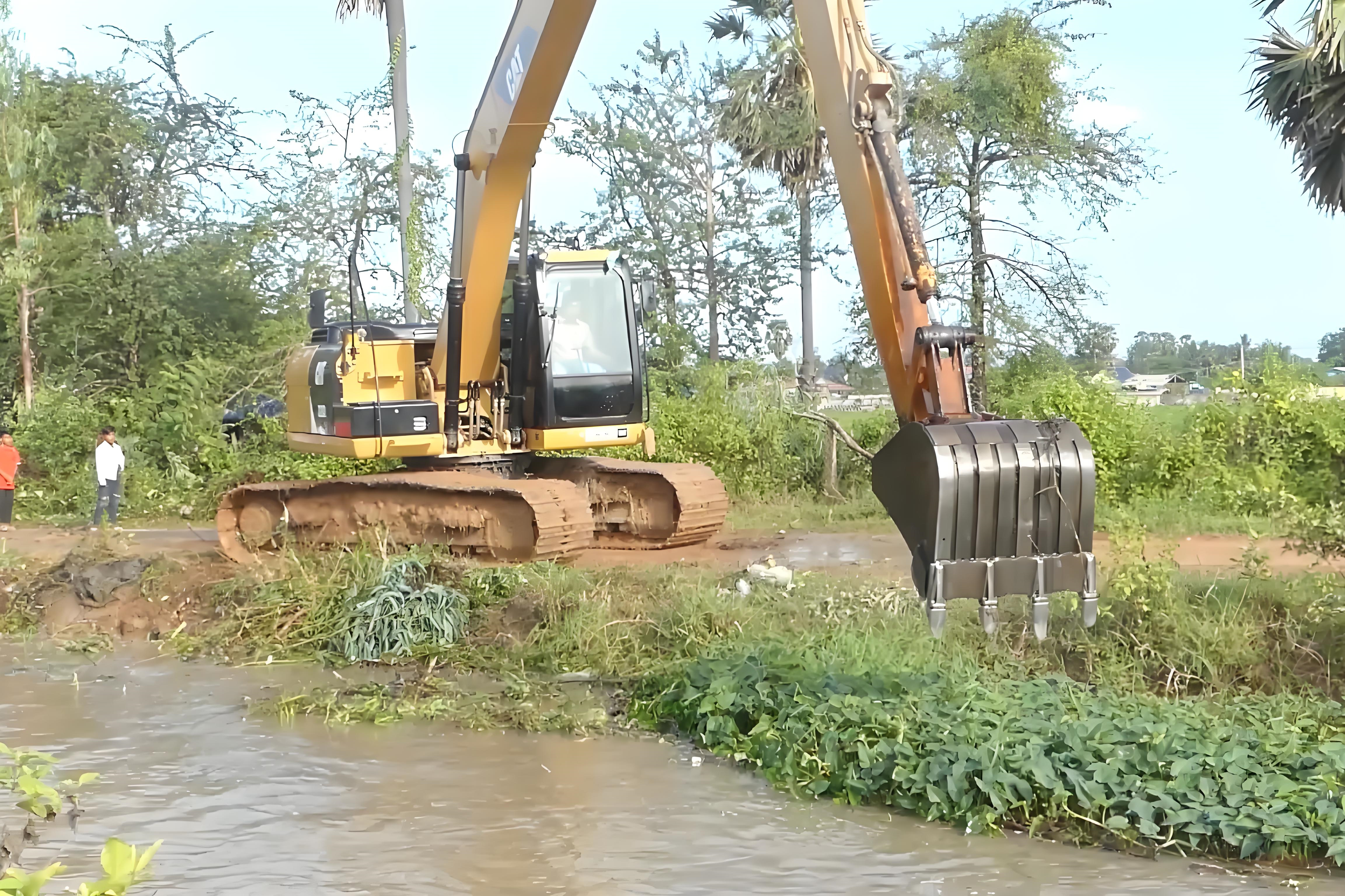 江蘇鹽城挖機(jī)清淤施工隊-鄉(xiāng)村溝渠清淤的深度一般是多少？