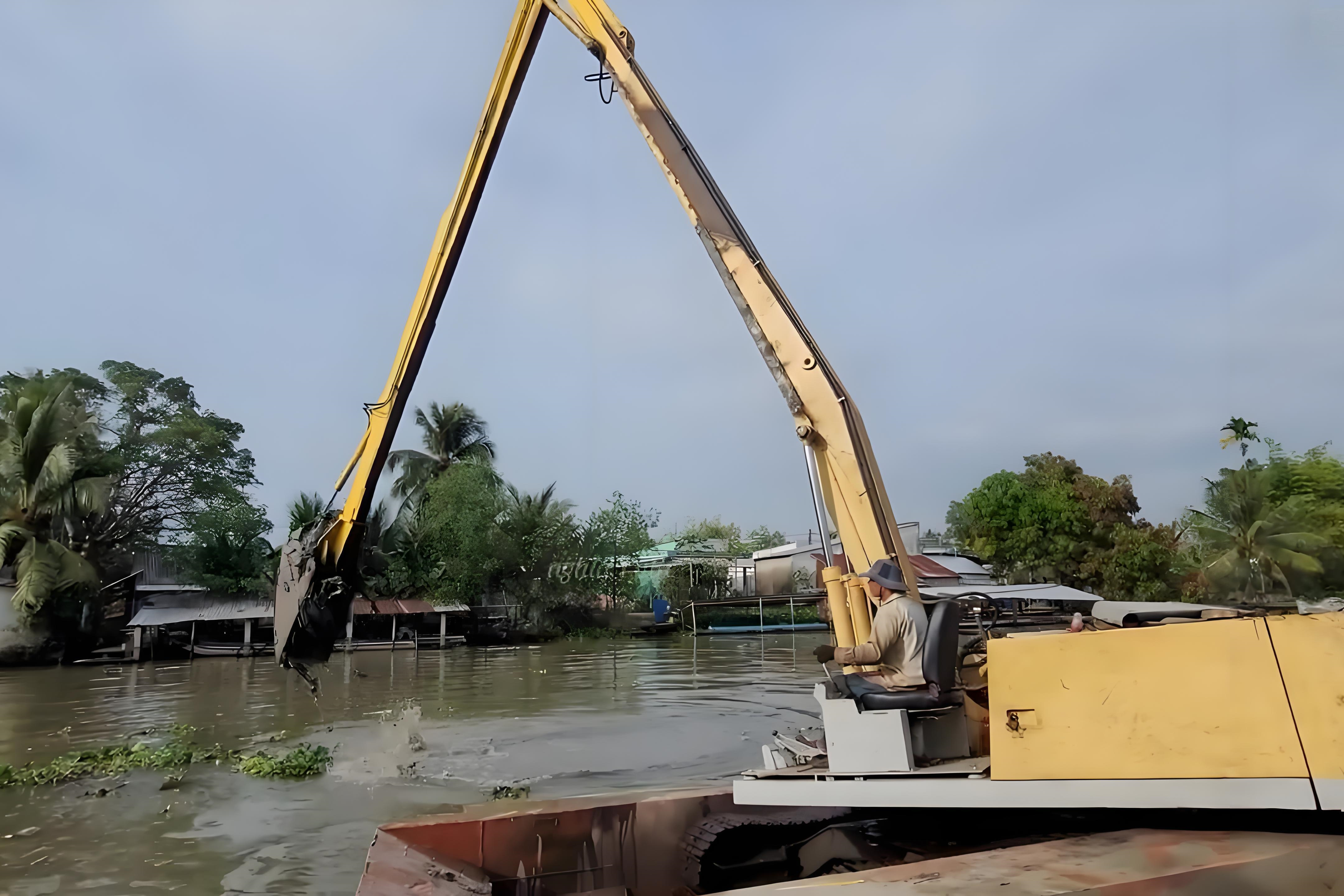 甘肅玉門水上挖機清淤施工隊 - 小型水上挖機清淤適合小河道嗎？
