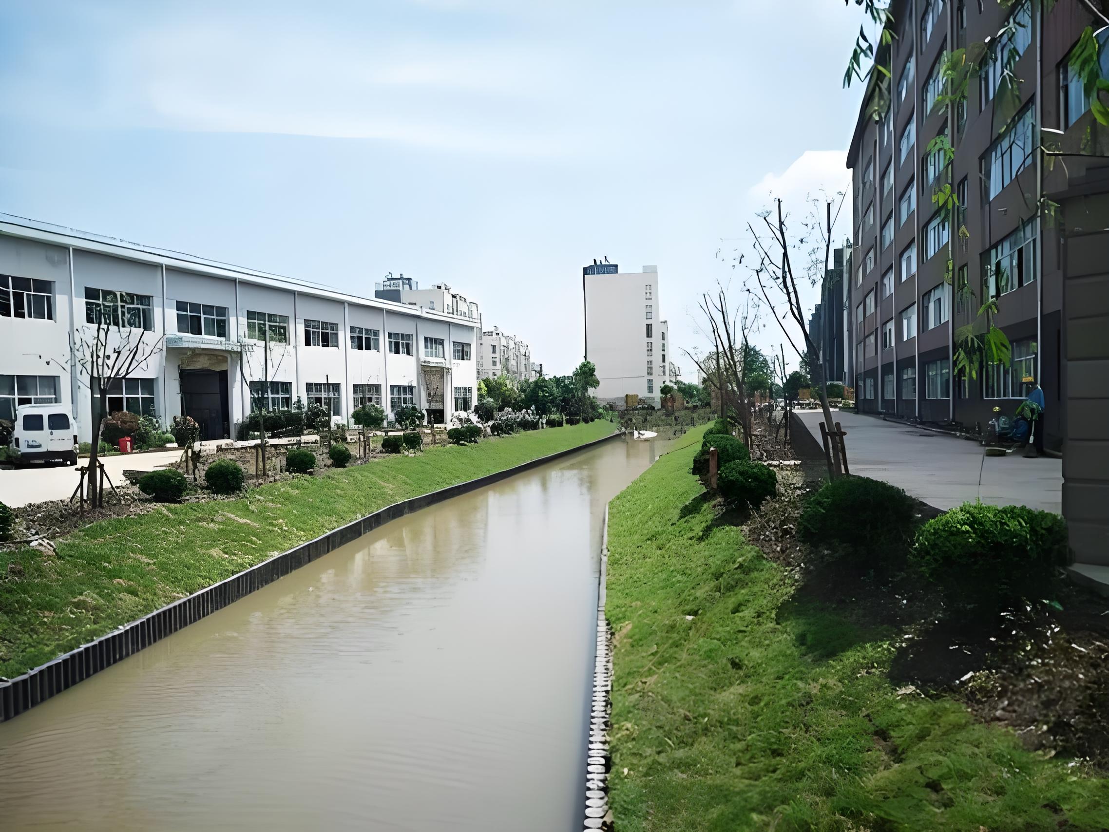 水泥仿木樁廠家泓樺錦嘉 - 河道仿木樁的規(guī)格怎么根據(jù)河道寬度選？