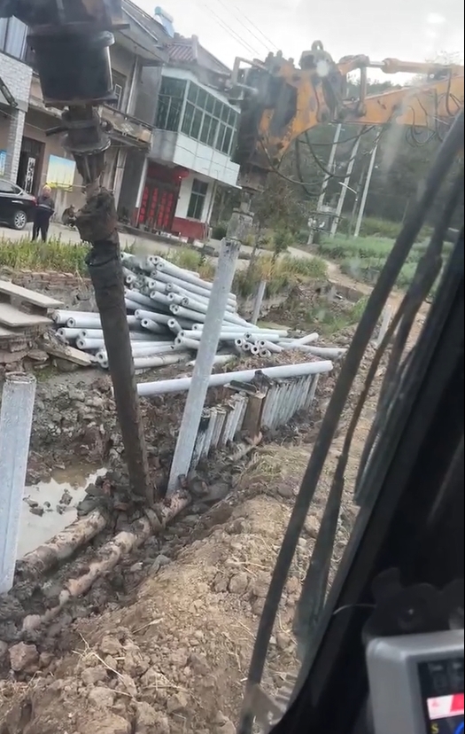 水泥仿木樁廠家泓樺錦嘉-水泥樁打樁是否需要預(yù)鉆孔？